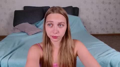 Snapshot of love_bella_ chatting on July 9, 12:04 am love bella online show from July 9, 12:04 am