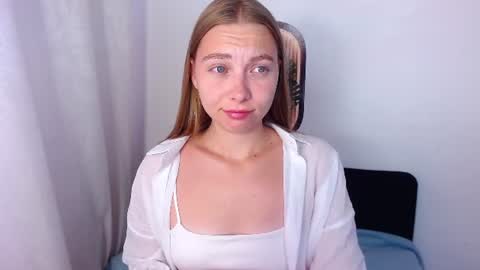 Snapshot of love_bella_ chatting on July 14, 12:24 am love bella online show from July 14, 12:24 am