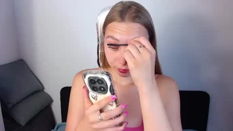 Snapshot of love_bella_ chatting on July 16, 12:27 am love bella online show from July 16, 12:27 am