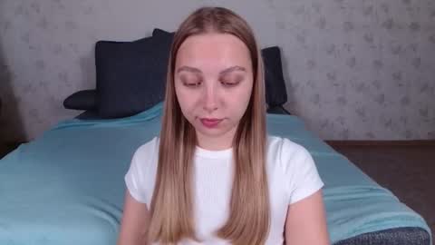 Snapshot of love_bella_ chatting on August 3, 12:09 am love bella online show from August 3, 12:09 am