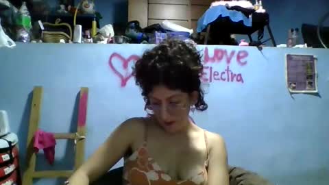 Snapshot of love_electra chatting on November 12, 1:50 am love_electra online show from November 12, 1:50 am