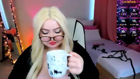 Snapshot of love_insidee chatting on February 16, 11:16 am Sailor online show from February 16, 11:16 am