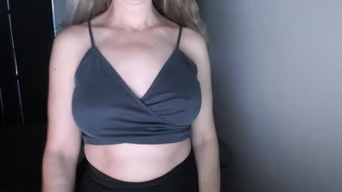 LoVe On  online show from November 24, 3:01 pm