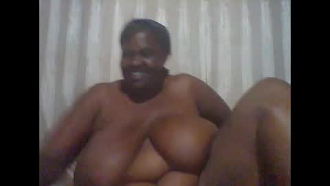 Snapshot of lovebigmelon chatting on December 4, 3:43 pm Lynn online show from December 4, 3:43 pm