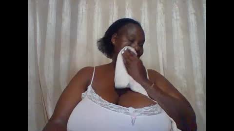 Snapshot of lovebigmelon chatting on February 5, 10:33 pm Lynn online show from February 5, 10:33 pm