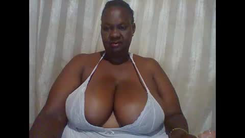 Snapshot of lovebigmelon chatting on February 21, 10:37 pm Lynn online show from February 21, 10:37 pm