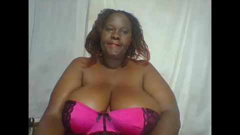 Snapshot of lovebigmelon chatting on November 1, 1:40 am Lynn online show from November 1, 1:40 am