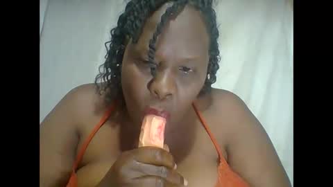 Snapshot of lovebigmelon chatting on December 1, 2:05 am Lynn online show from December 1, 2:05 am