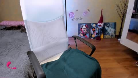 cat-girl online show from December 23, 4:28 pm