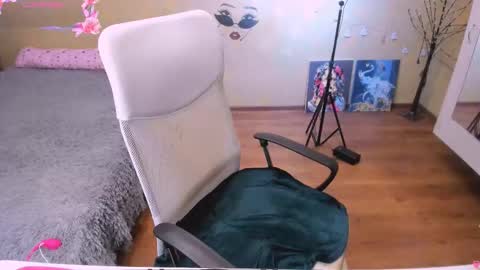 cat-girl online show from September 19, 1:12 pm