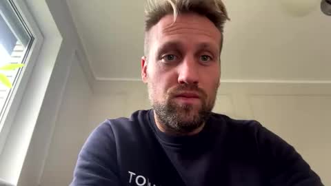 lovefuesse online show from November 9, 11:30 am