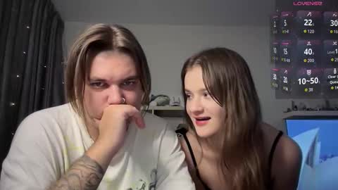 Snapshot of lovelly_mooncouple chatting on November 3, 11:04 pm Mileena and Oliver online show from November 3, 11:04 pm