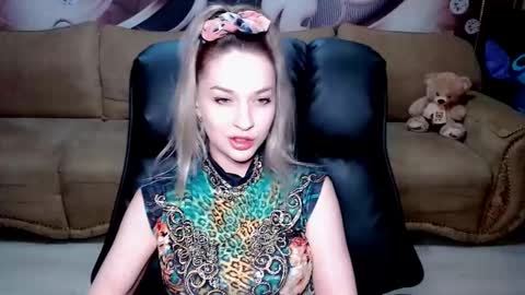 Snapshot of lovellymalina chatting on December 8, 5:33 pm private open online show from December 8, 5:33 pm
