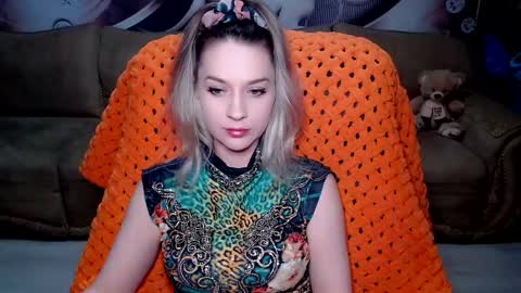Snapshot of lovellymalina chatting on January 5, 4:38 pm private open online show from January 5, 4:38 pm