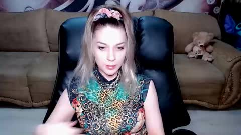 Snapshot of lovellymalina chatting on March 11, 9:02 am private open online show from March 11, 9:02 am