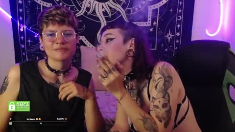 Snapshot of lovelockedlips chatting on March 10, 8:56 pm Alex Violet online show from March 10, 8:56 pm