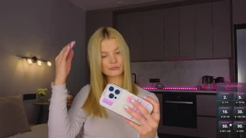 Snapshot of lovely_babyy chatting on May 21, 2:51 am Jenny online show from May 21, 2:51 am
