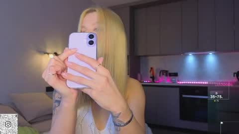 Snapshot of lovely_babyy chatting on June 2, 4:47 am Jenny online show from June 2, 4:47 am