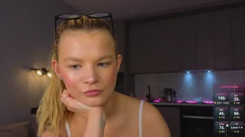Snapshot of lovely_babyy chatting on June 12, 4:22 am Jenny online show from June 12, 4:22 am