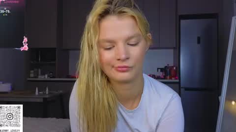 Snapshot of lovely_babyy chatting on June 21, 2:03 am Jenny online show from June 21, 2:03 am