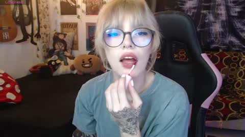 Snapshot of lovely_cass chatting on June 25, 2:11 am Cassie online show from June 25, 2:11 am