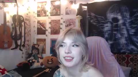 Snapshot of lovely_cass chatting on June 25, 5:12 am Cassie online show from June 25, 5:12 am