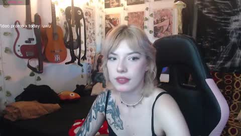 Snapshot of lovely_cass chatting on June 26, 5:12 am Cassie online show from June 26, 5:12 am