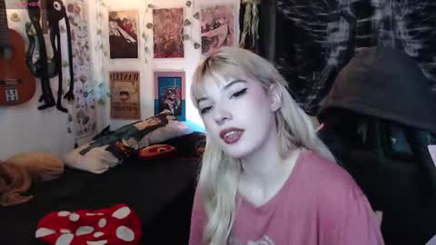Snapshot of lovely_cass chatting on July 6, 10:01 am Cassie online show from July 6, 10:01 am