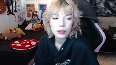 Snapshot of lovely_cass chatting on July 7, 4:26 am Cassie online show from July 7, 4:26 am