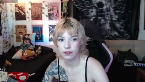 Snapshot of lovely_cass chatting on July 7, 7:23 am Cassie online show from July 7, 7:23 am