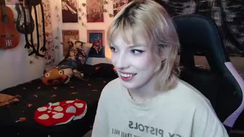 Snapshot of lovely_cass chatting on July 18, 1:21 am Cassie online show from July 18, 1:21 am