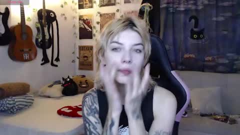 Snapshot of lovely_cass chatting on July 25, 9:56 pm Cassie online show from July 25, 9:56 pm