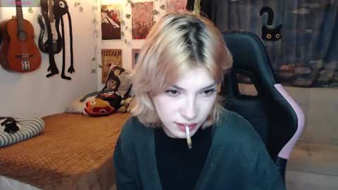 Snapshot of lovely_cass chatting on July 28, 6:42 am Cassie online show from July 28, 6:42 am