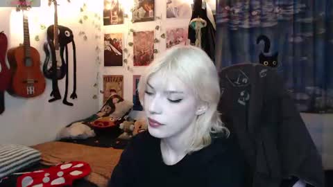 Snapshot of lovely_cass chatting on August 2, 5:06 am Cassie online show from August 2, 5:06 am