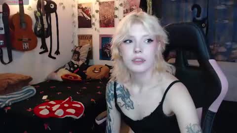 Snapshot of lovely_cass chatting on August 10, 3:10 am Cassie online show from August 10, 3:10 am
