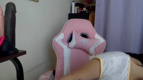 lovely_leah23 online show from November 29, 3:42 am