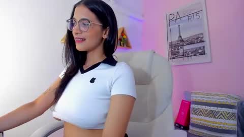 Snapshot of lovely_oliviaa chatting on July 28, 6:20 pm Olivia online show from July 28, 6:20 pm