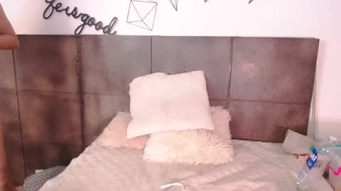 Snapshot of lovely_secret chatting on November 12, 4:18 pm Hi guys online show from November 12, 4:18 pm