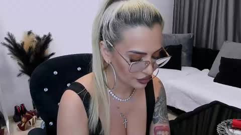 Snapshot of lovelyblondyxxx chatting on October 30, 12:34 am PrAllinXXXa online show from October 30, 12:34 am