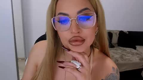 Snapshot of lovelyblondyxxx chatting on January 6, 11:07 pm PrAllinXXXa online show from January 6, 11:07 pm