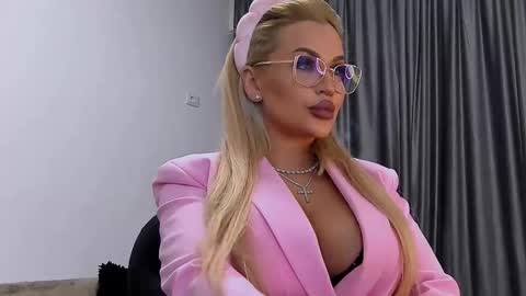 Snapshot of lovelyblondyxxx chatting on January 18, 10:46 pm PrAllinXXXa online show from January 18, 10:46 pm