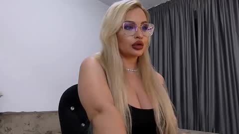 Snapshot of lovelyblondyxxx chatting on February 4, 11:53 pm PrAllinXXXa online show from February 4, 11:53 pm