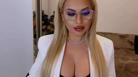 Snapshot of lovelyblondyxxx chatting on February 23, 10:51 pm PrAllinXXXa online show from February 23, 10:51 pm