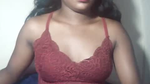 lovelylarra online show from April 4, 7:50 am