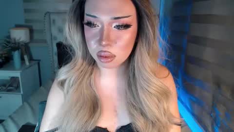 Snapshot of lovelymarie69 chatting on December 16, 5:18 pm Rebeca online show from December 16, 5:18 pm