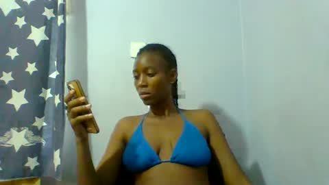 Snapshot of lovelyy_dreams chatting on June 26, 12:31 pm Hanna online show from June 26, 12:31 pm