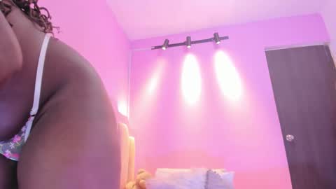 Snapshot of lovequeen02 chatting on November 25, 1:44 pm L O V E online show from November 25, 1:44 pm