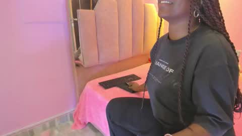 Snapshot of lovequeen02 chatting on November 28, 11:57 am L O V E online show from November 28, 11:57 am