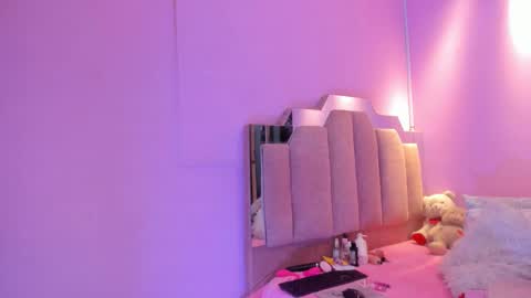 Snapshot of lovequeen02 chatting on December 4, 12:03 pm L O V E online show from December 4, 12:03 pm