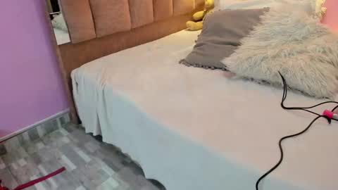 Snapshot of lovequeen02 chatting on December 5, 11:52 am L O V E online show from December 5, 11:52 am